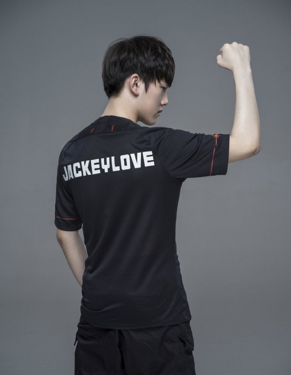 JackeyLove回归赛场，连败首场状态亮眼，独行侠观众沸腾！